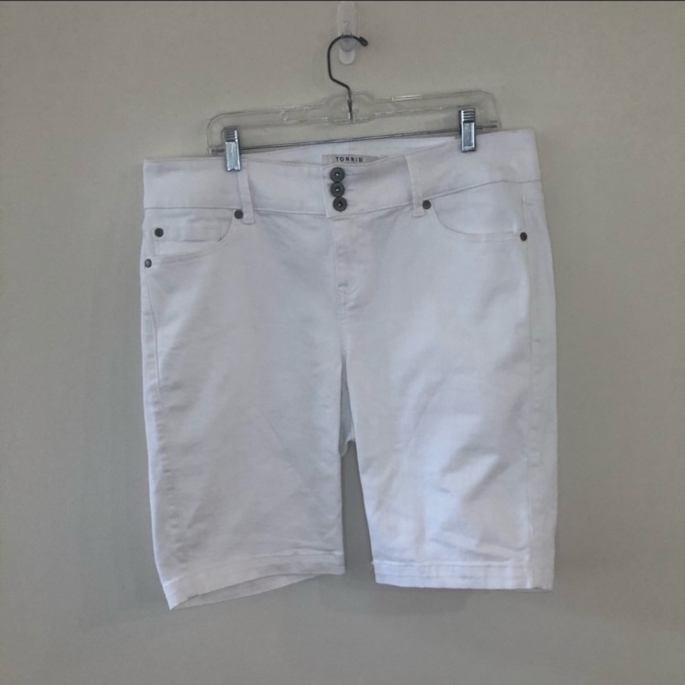🆕NWT Torrid White Bermuda Short Jegging 1
